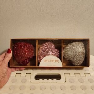 LOVE AND CUPCAKES GLITTER VALENTINES HEARTS.